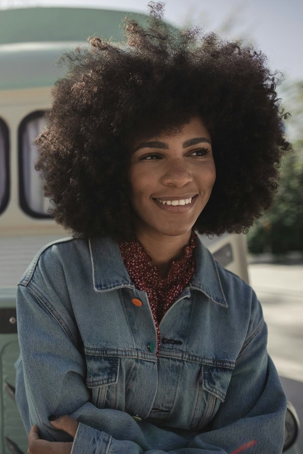 Quels types de vestes en denim sont idéales pour un look printanier décontracté ?